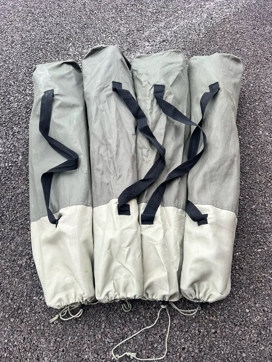 4 camping chairs and table - Image 4