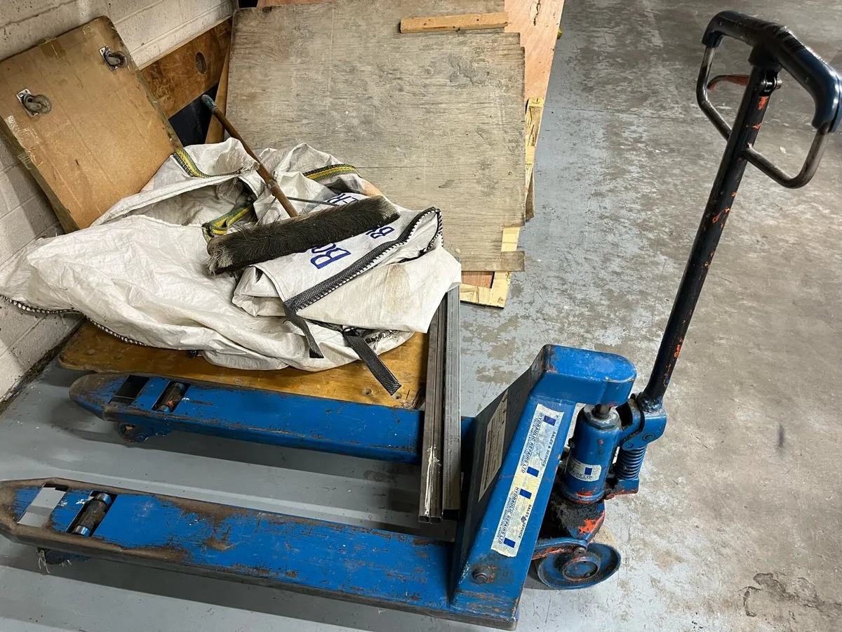 2 pallet trucks - Image 1