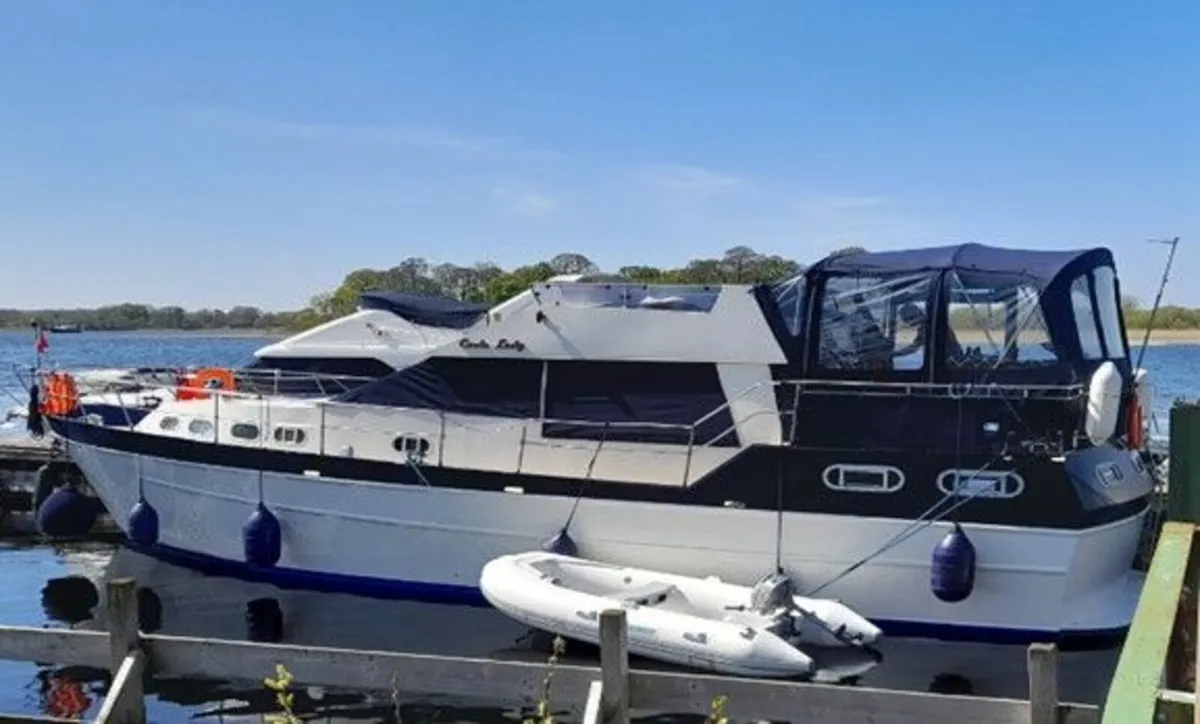 Waverunner 38 (1996) – 3 cabins/Family Cruiser - Image 1