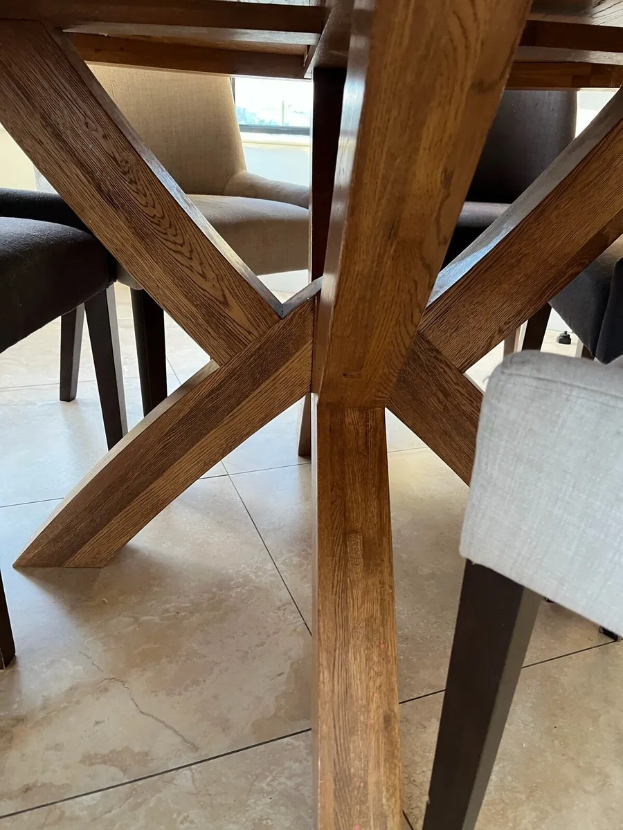 Oak round kitchen table and 6 chairs - Image 3