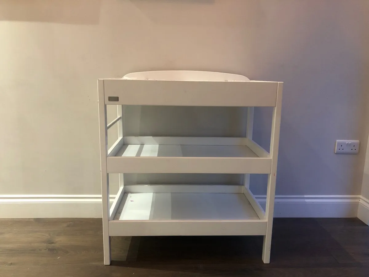 Baby changing table - Image 1