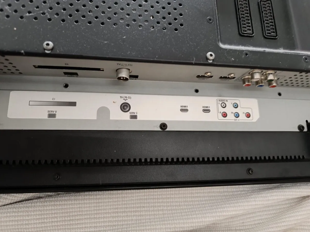 Phillips 50 inch plasma tv with cable & remote - Image 4