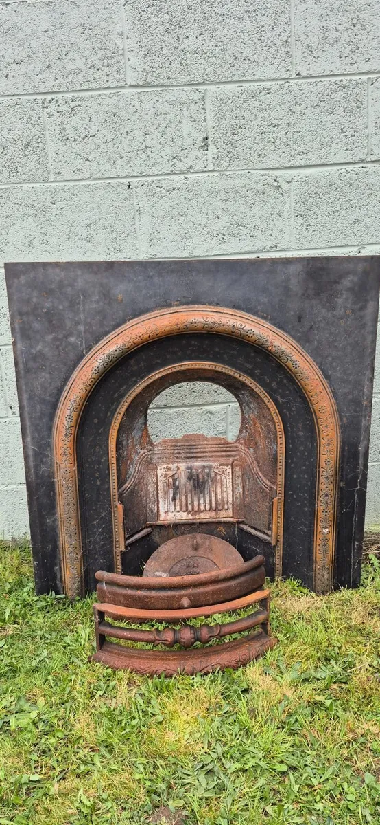 Cast iron fire place - Image 1