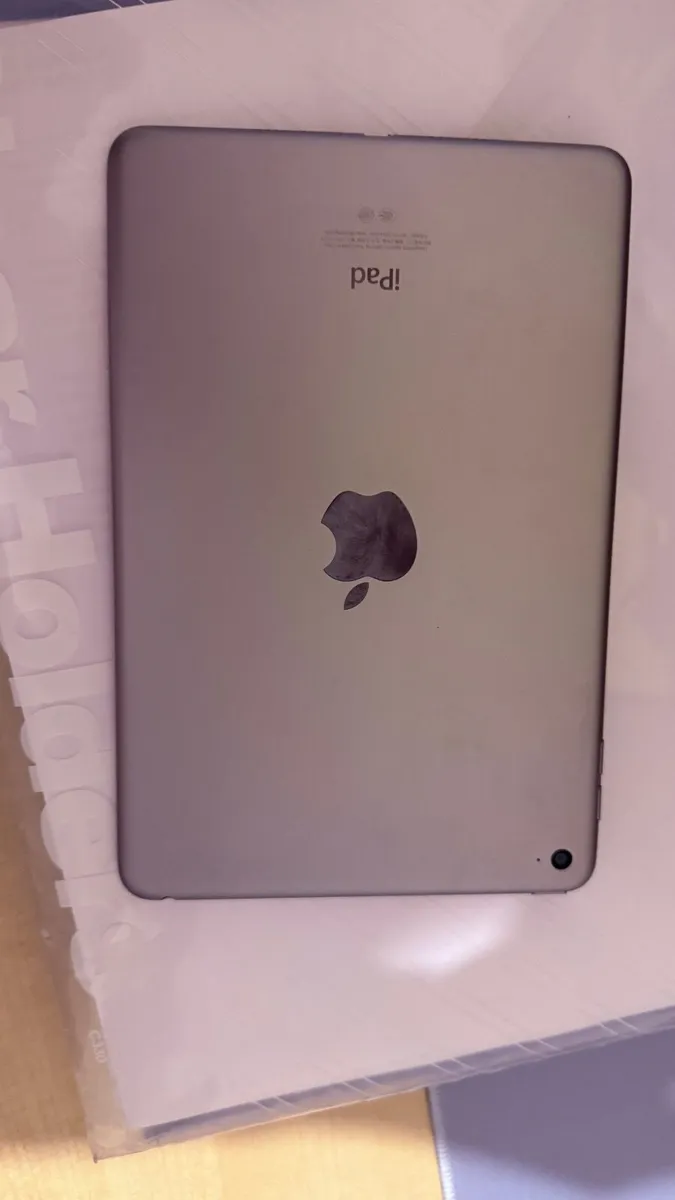 iPad Mini 4 - Image 1