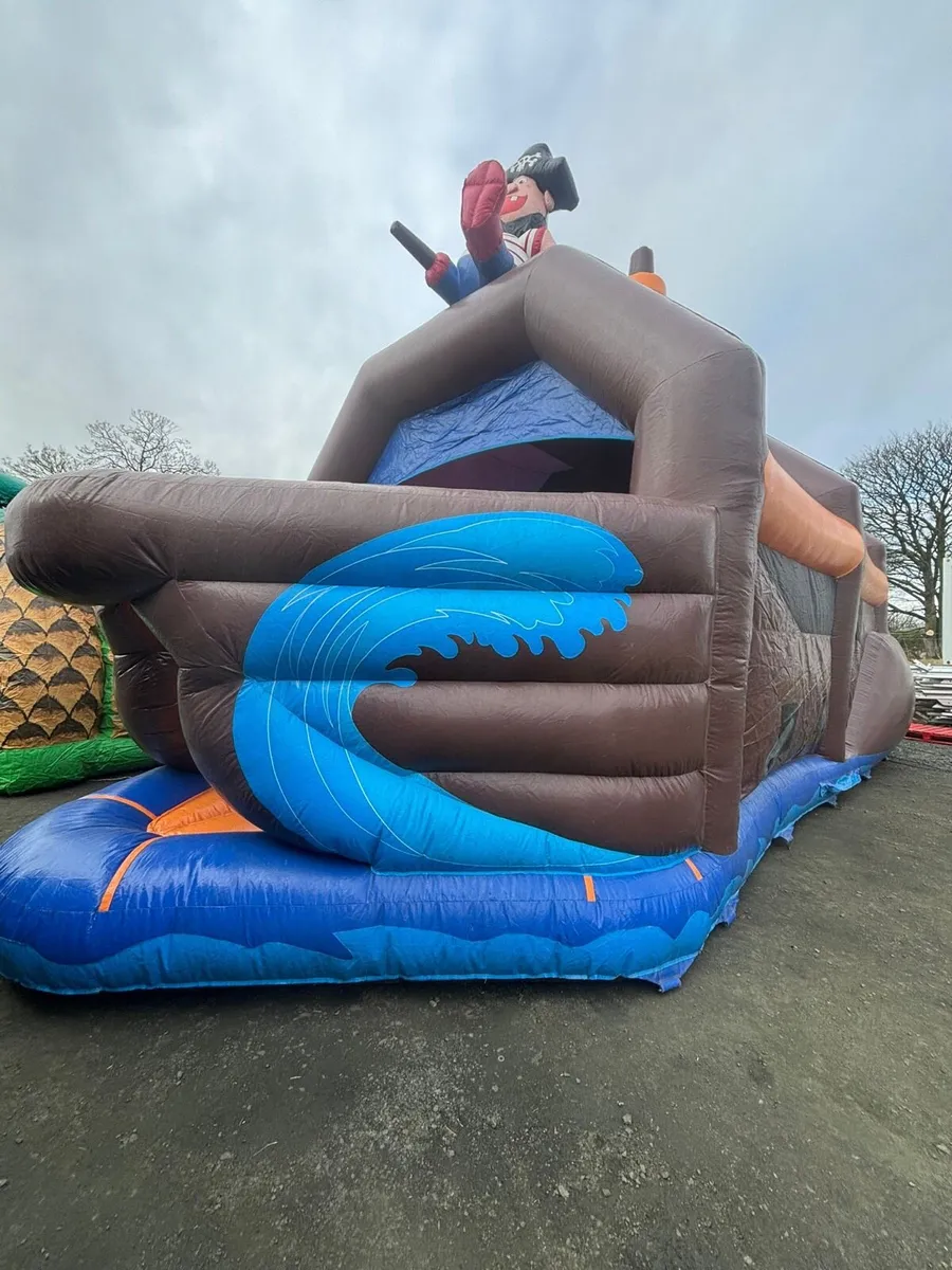Bouncy castle - Activity Unit - As new - Image 1