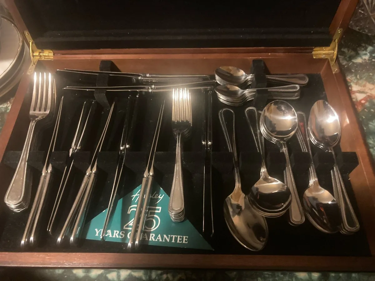 8 sitting cutlery set free postage - Image 1