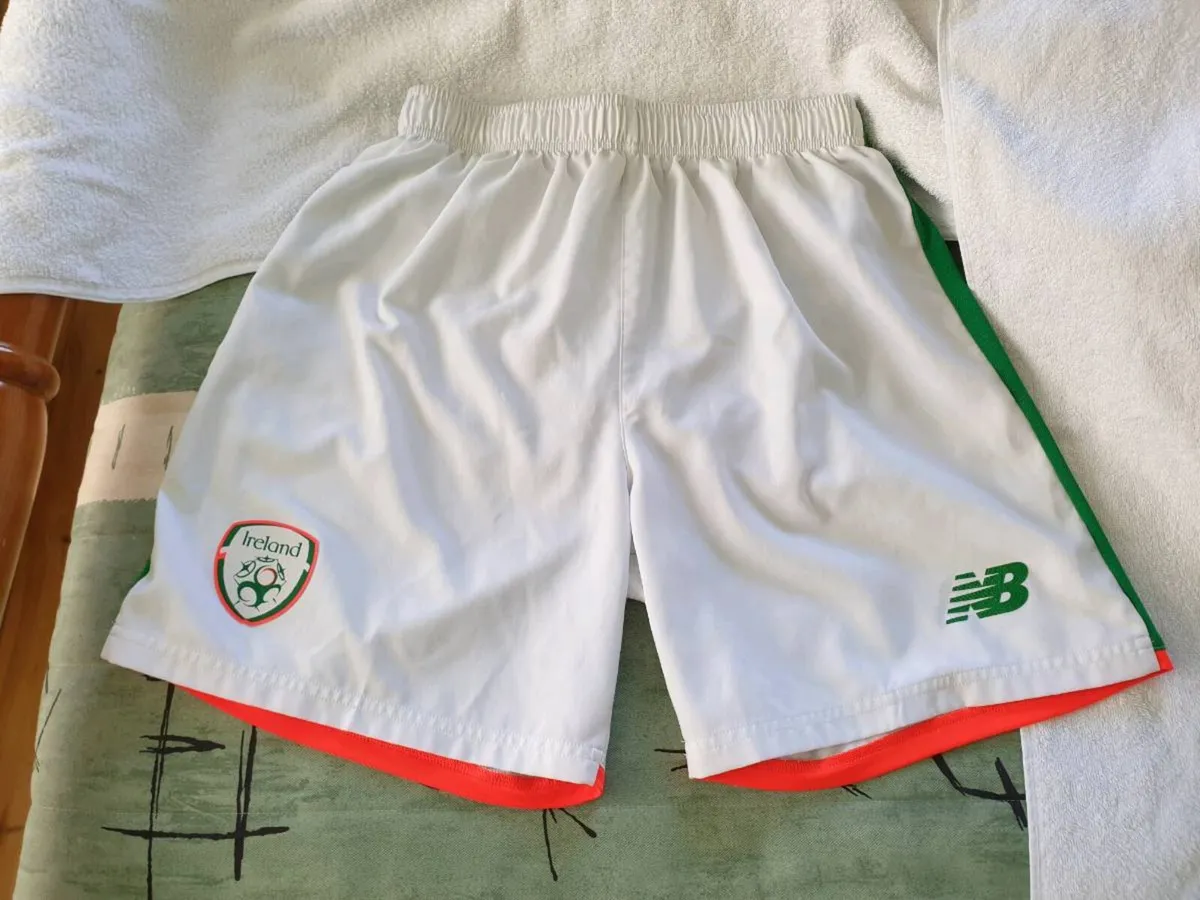 Ireland Home Football Shorts 2016 to 2017 Medium - Image 1
