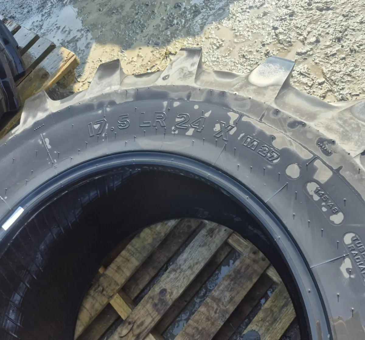 Michelin 17.5 LR24 tyre new - Image 3