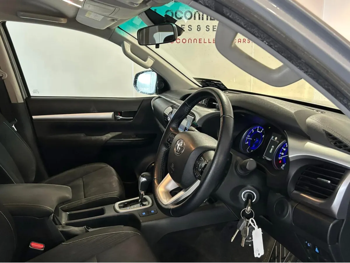 Toyota Hilux DOUBLE CAB SR5 AUTO 4DR - Image 3