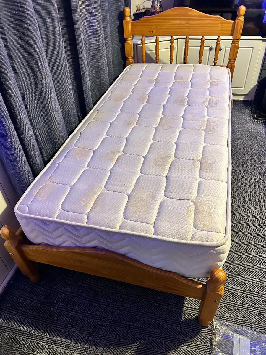 Single bed with mattress - Image 1