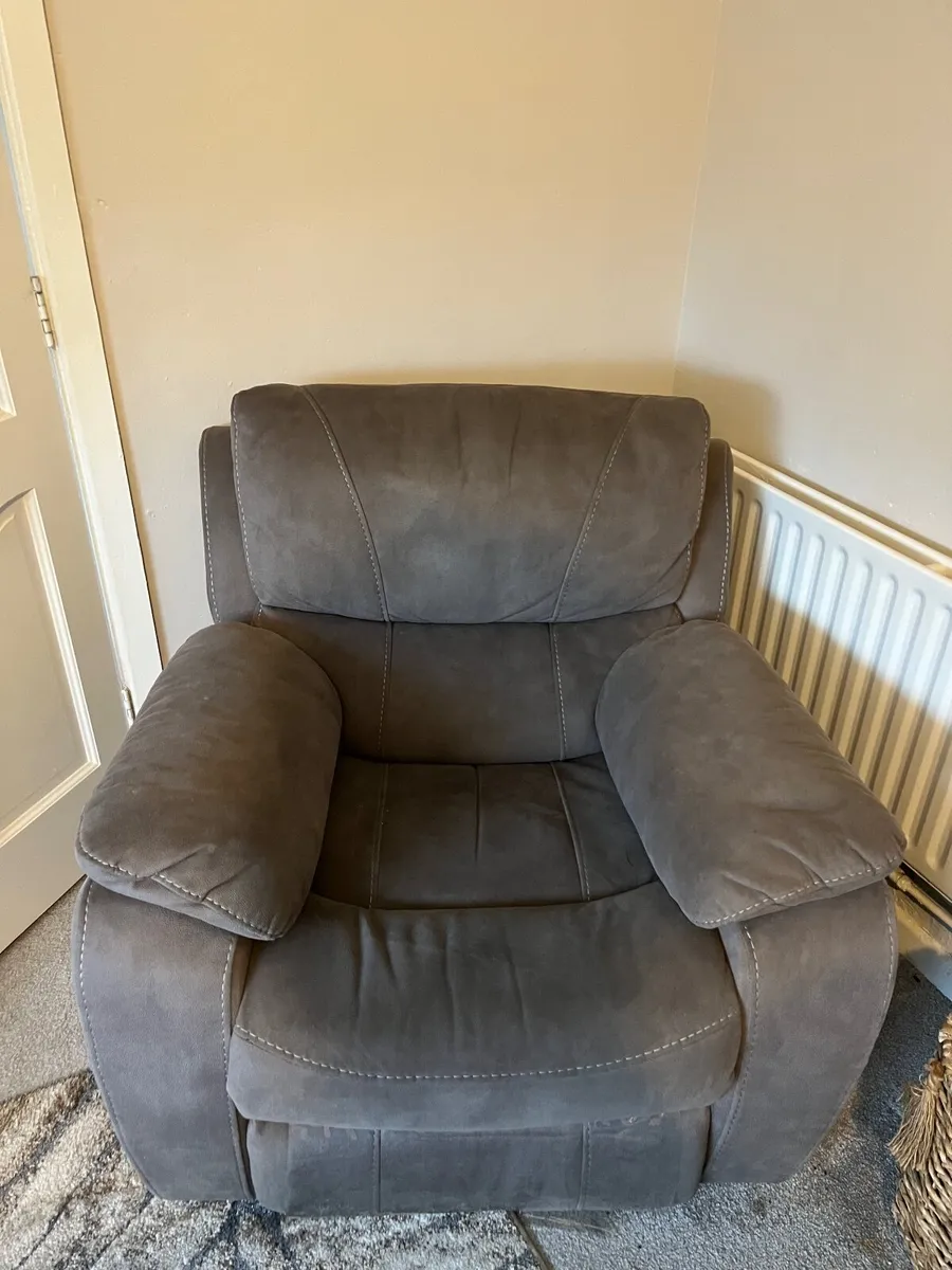 Recliner chair - Image 1