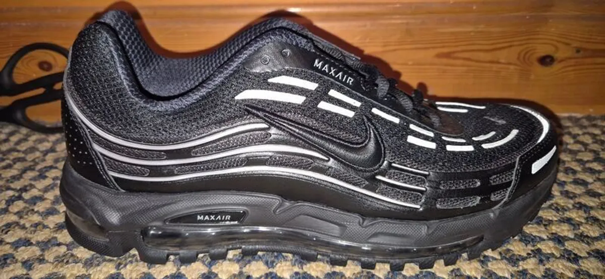 Nikes 9.5UK - Image 3