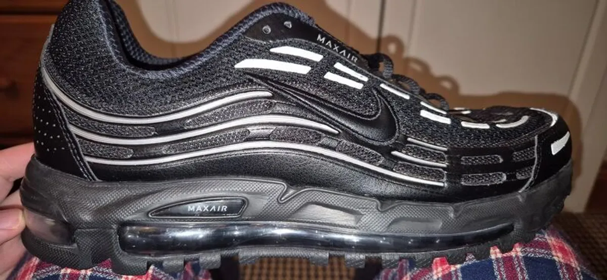 Nikes 9.5UK - Image 4