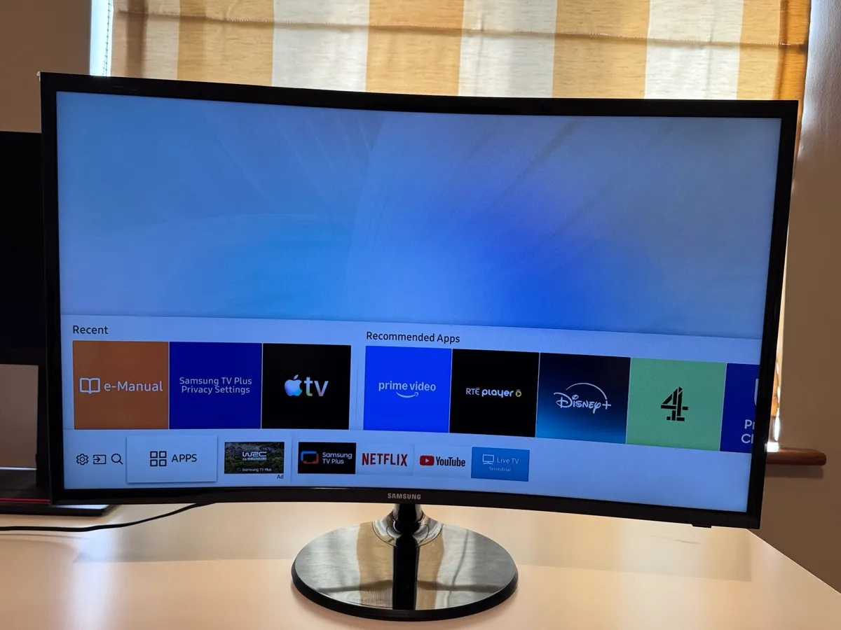 Samsung VF3905 32" Smart TV - Image 1
