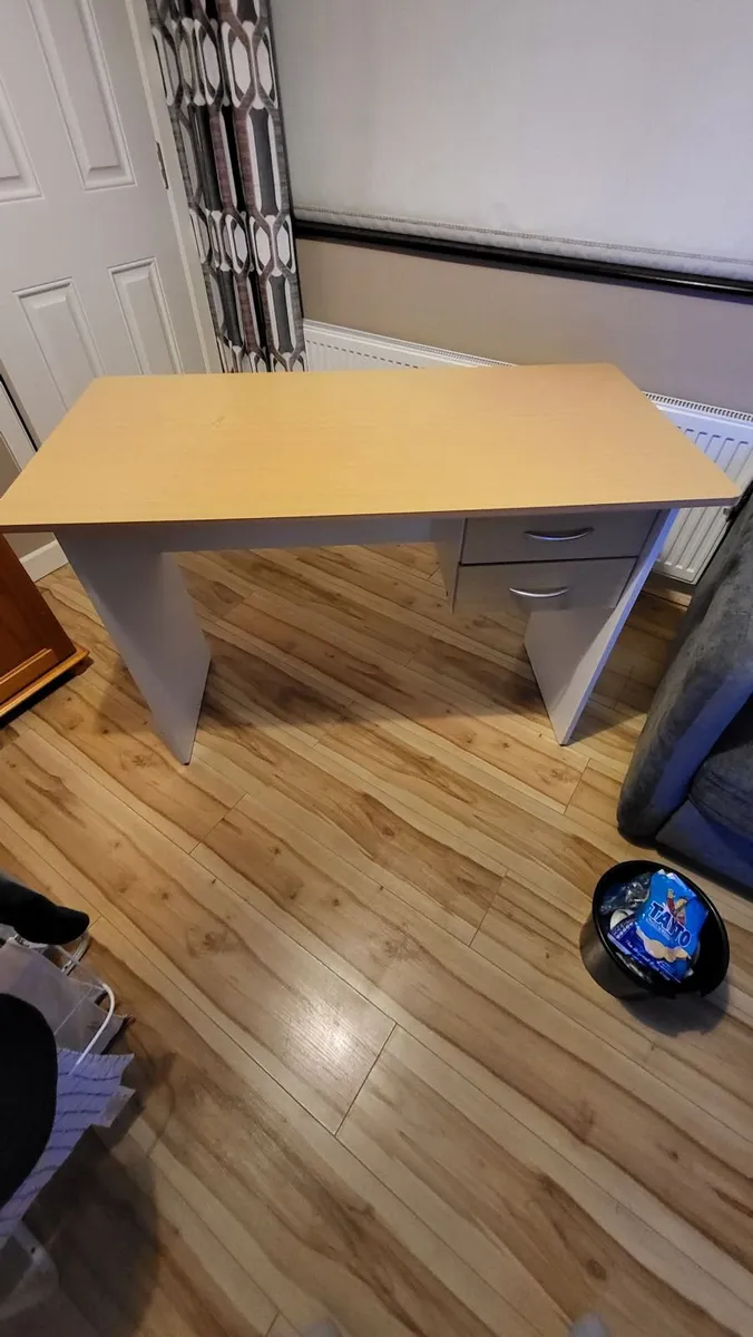 Study desk - Image 1