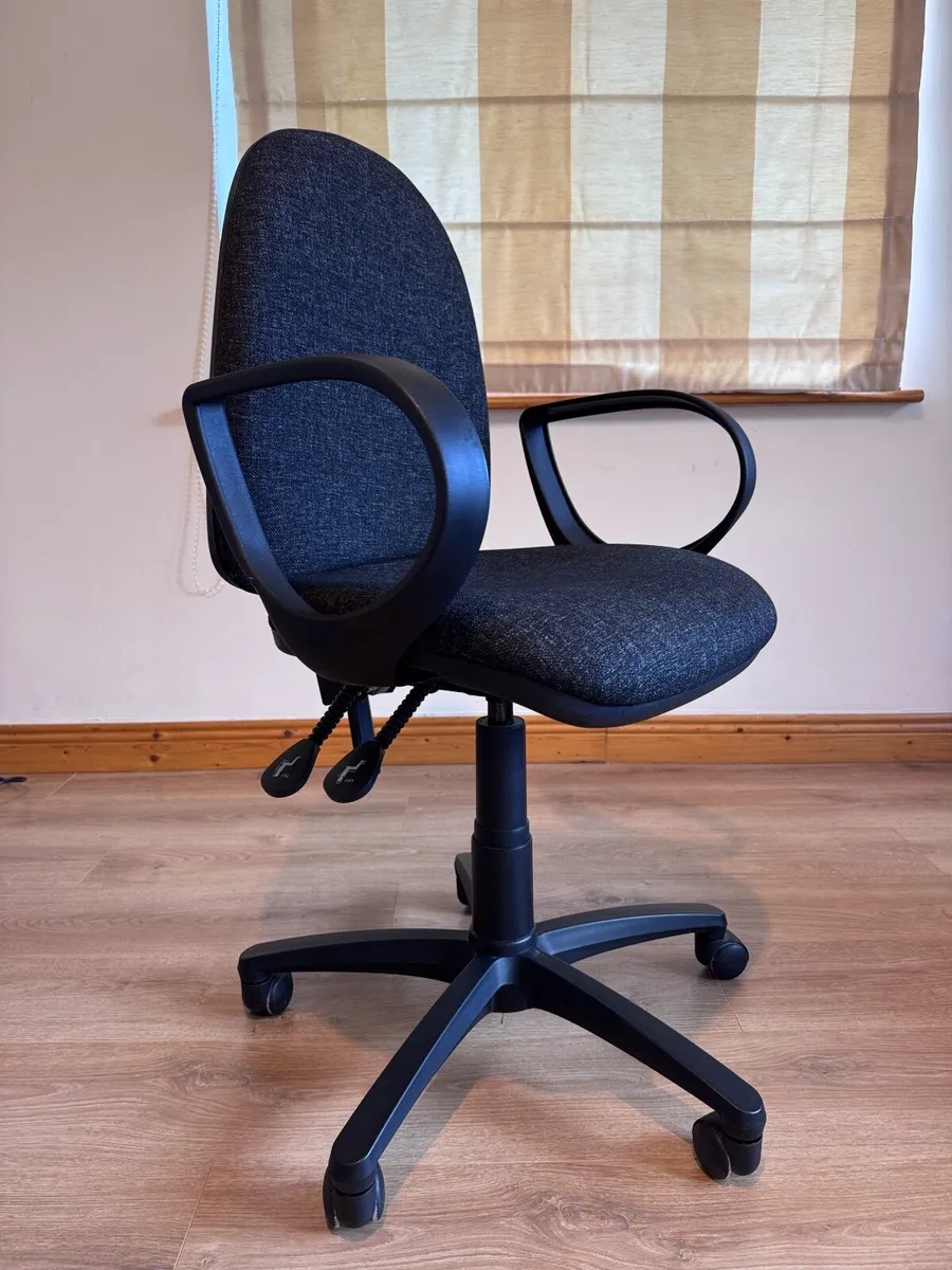 Swivel Office Chair with Adjustable Height & Tilt - Image 1