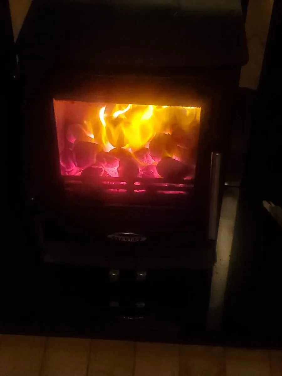 Stanley 5kw solid fuel stove new condition. - Image 1