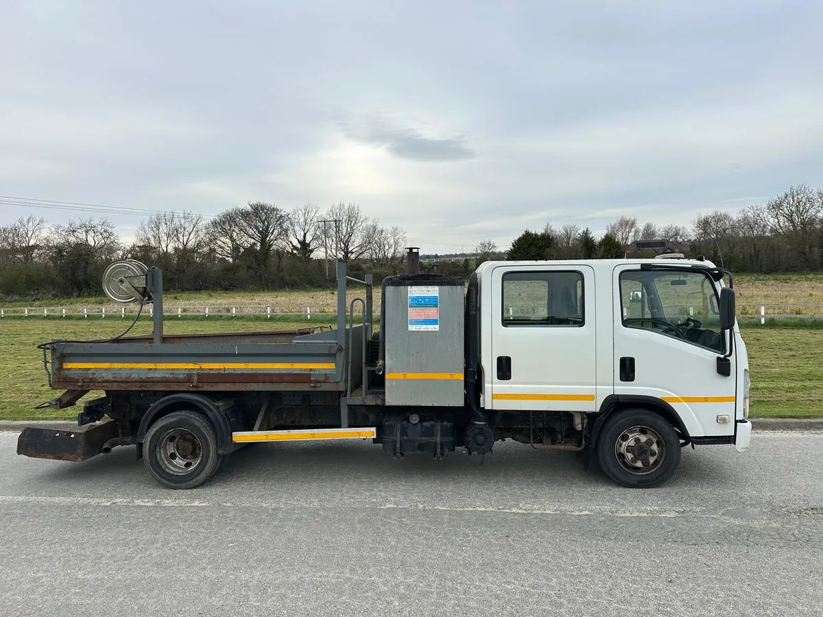Isuzu Nqr Tar And Chip Truck  2014 - Image 3