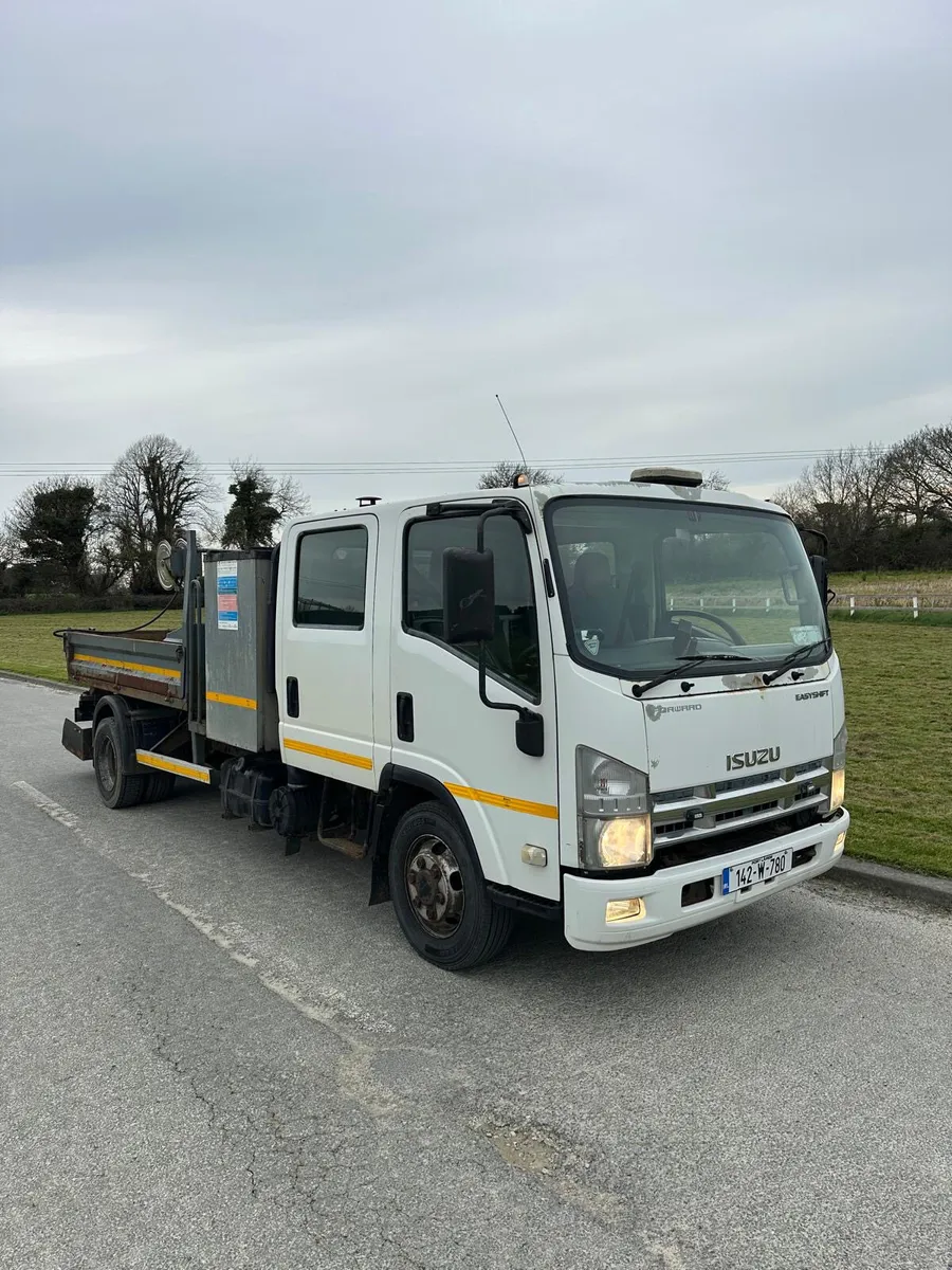 Isuzu Nqr Tar And Chip Truck  2014 - Image 1
