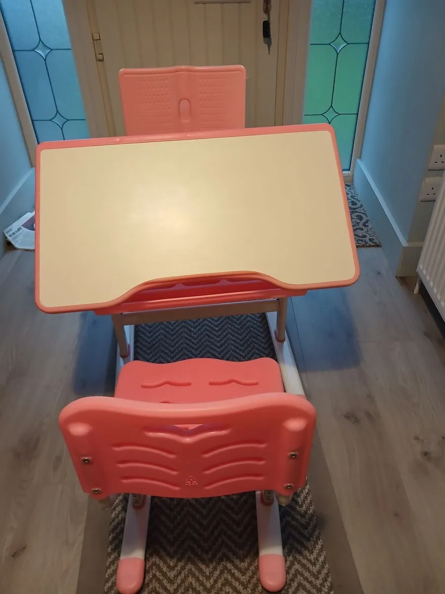 Girl's desk - Image 1