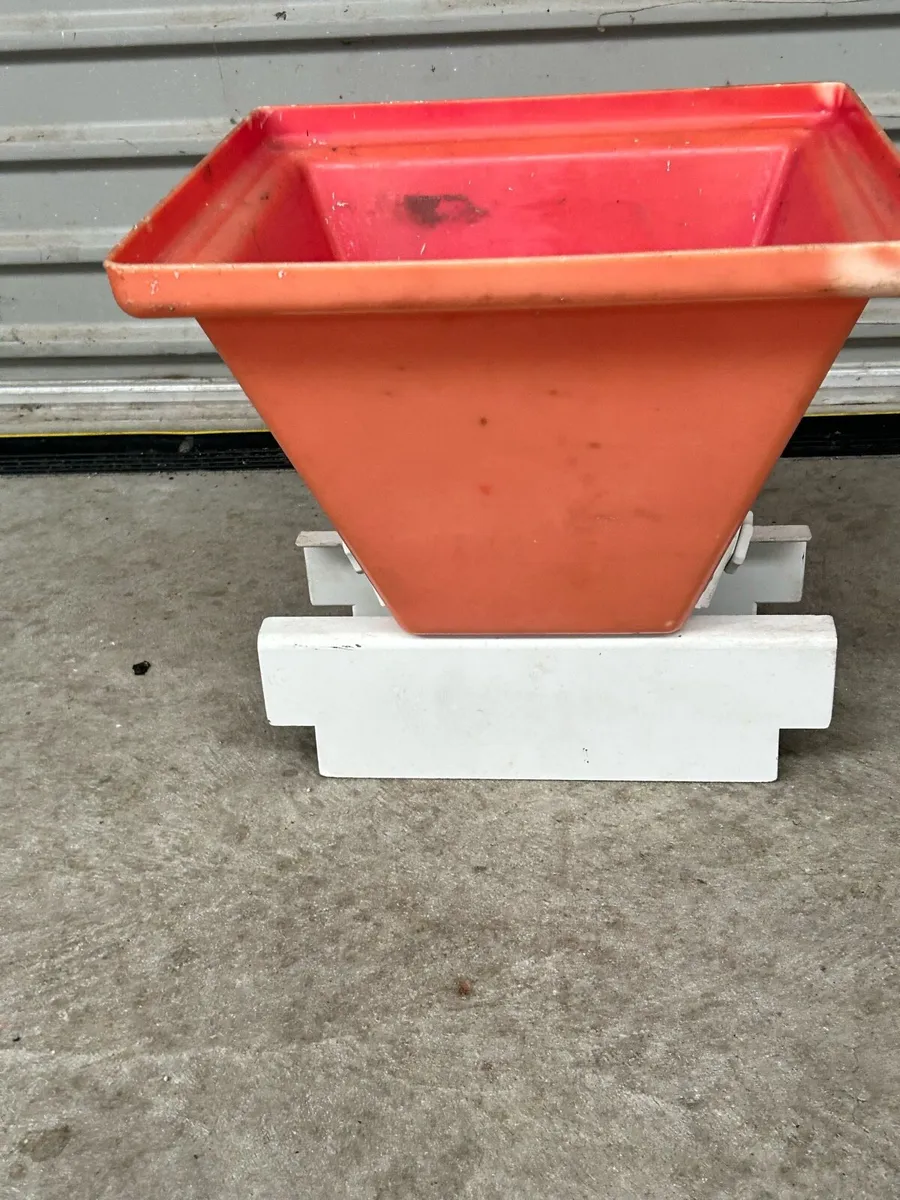 Drywall hopper for beads - Image 4