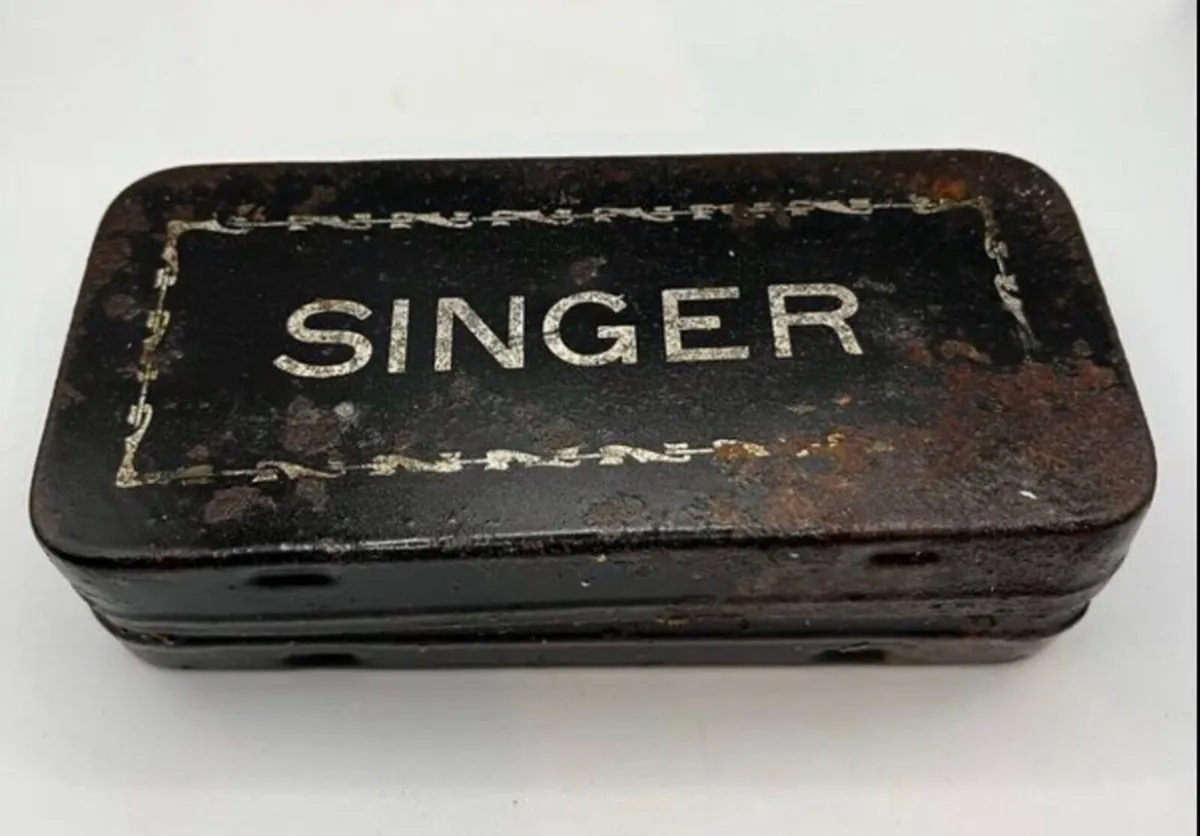 Antique singer box and contents - Image 1