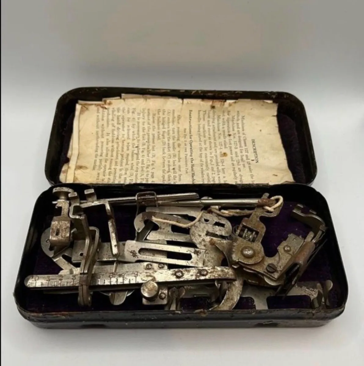 Antique singer box and contents - Image 2