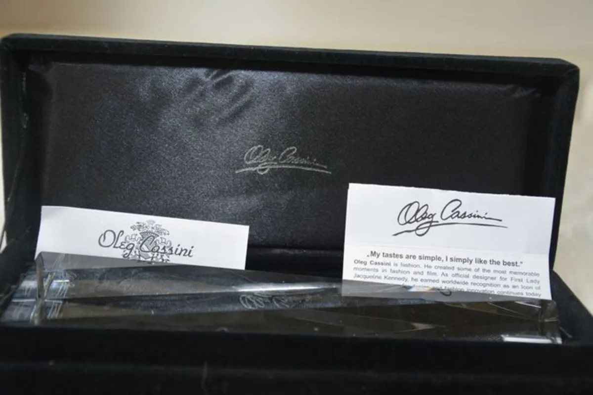 Oleg Cassini Crystal Candle Holder - Image 1