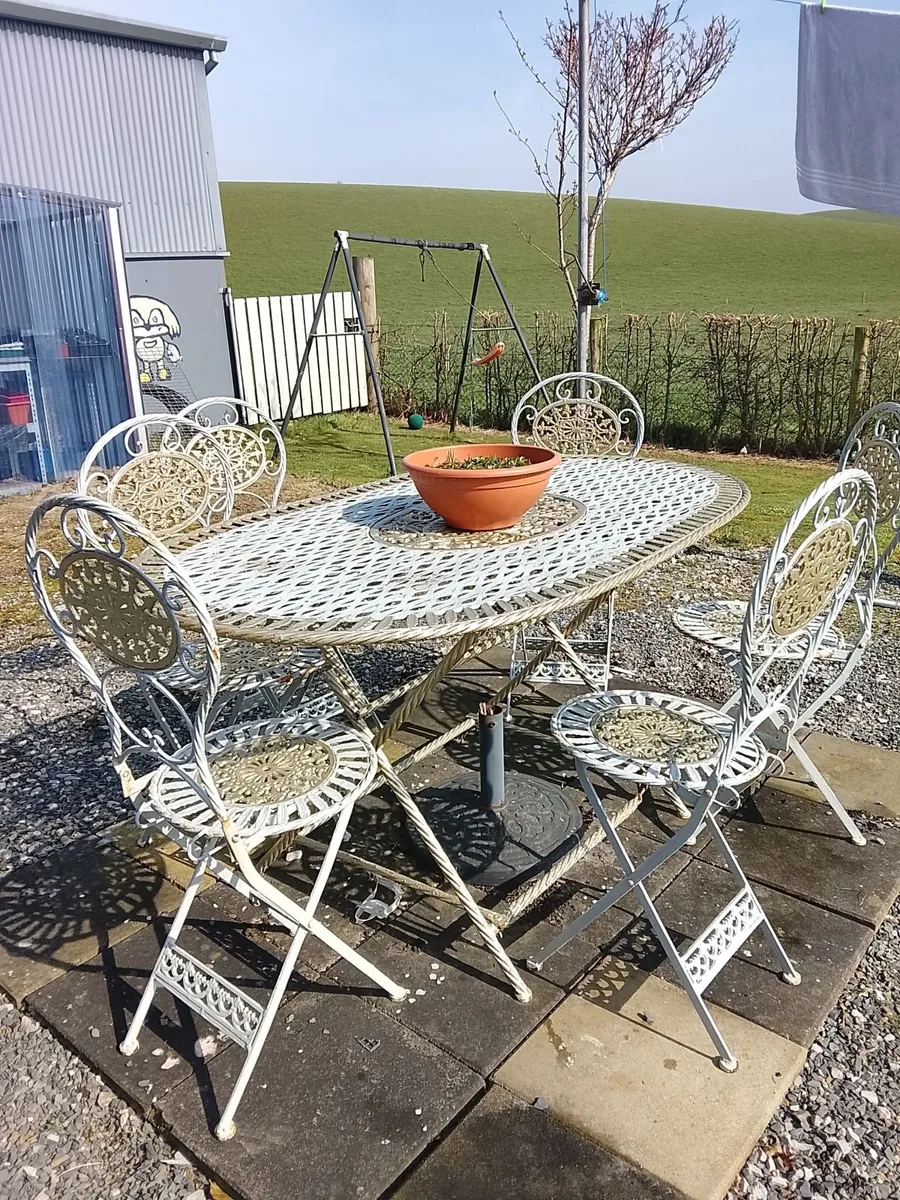 Table and chairs  **FREE to takeaway** - Image 3