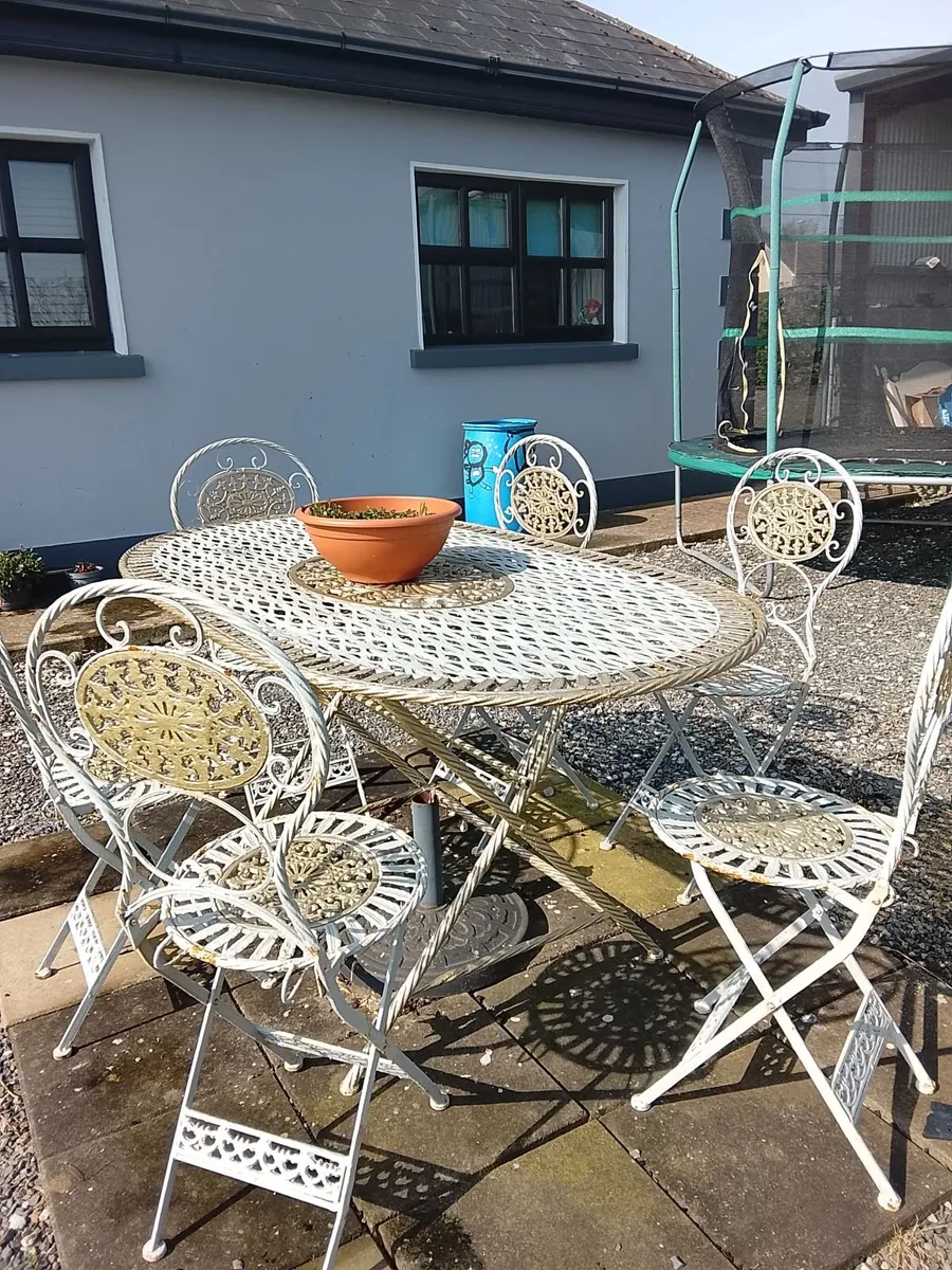 Table and chairs  **FREE to takeaway** - Image 1