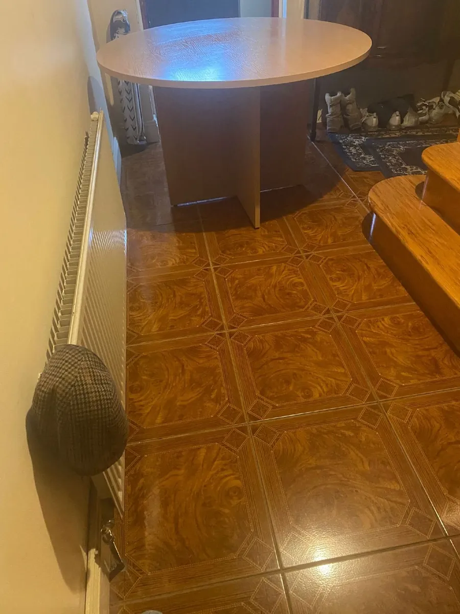 Office table - Image 4