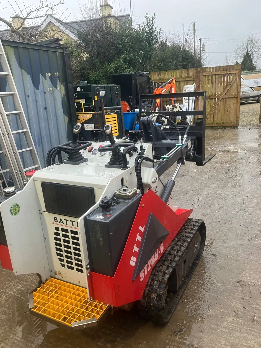 Compact skid loader - Image 2