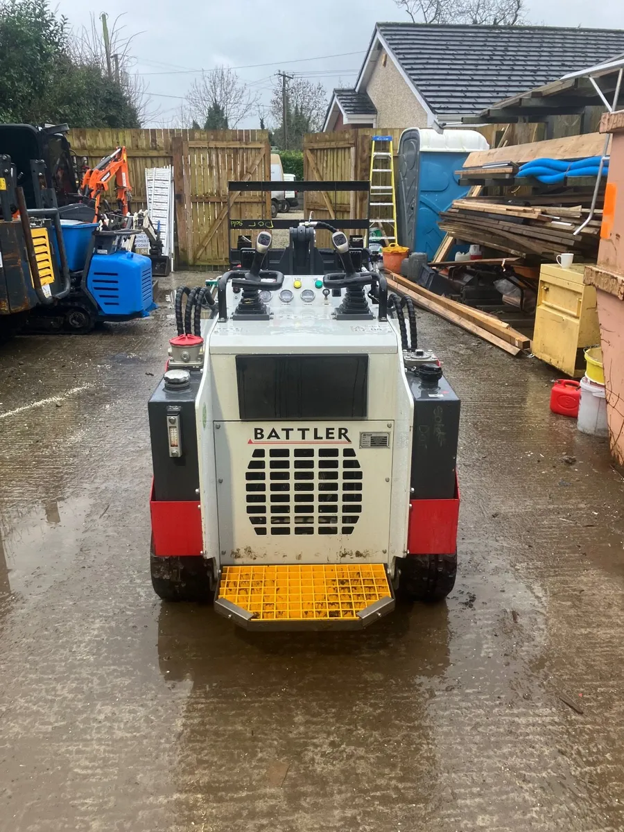 Compact skid loader - Image 3