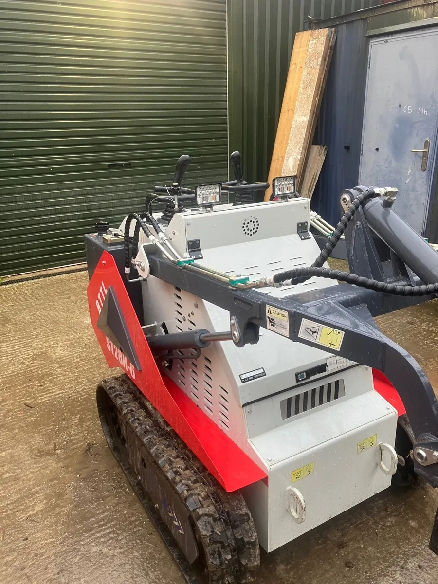 Compact skid loader - Image 4