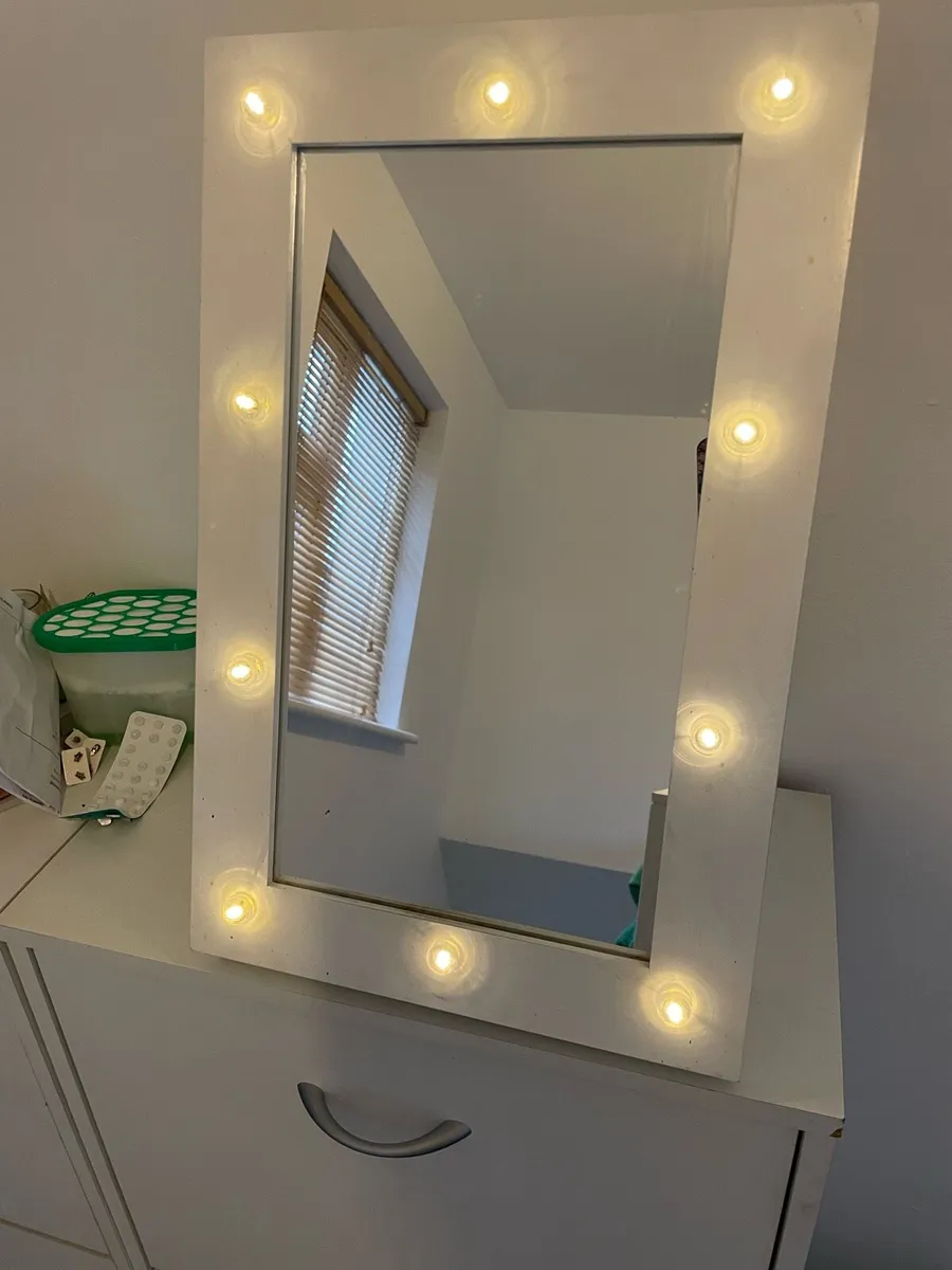 Mirror and jewellery box with lights - Image 1