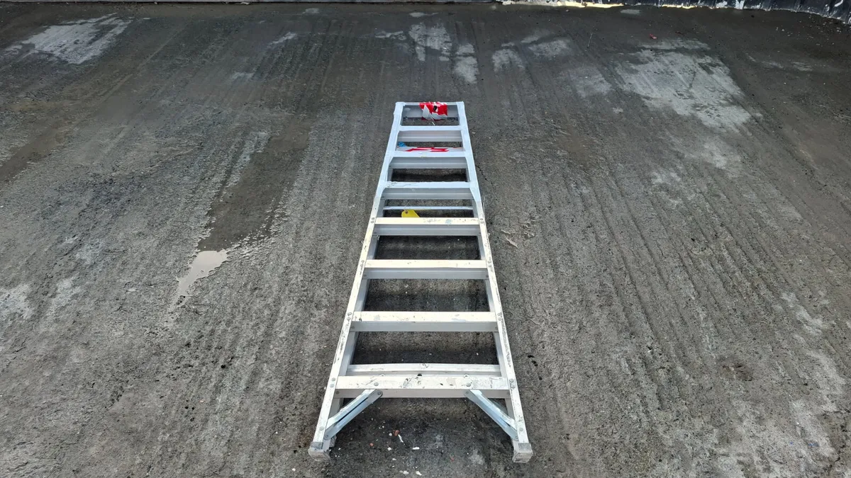 8 Tread Step Ladder – Heavy Duty Trade Ladder - Image 2