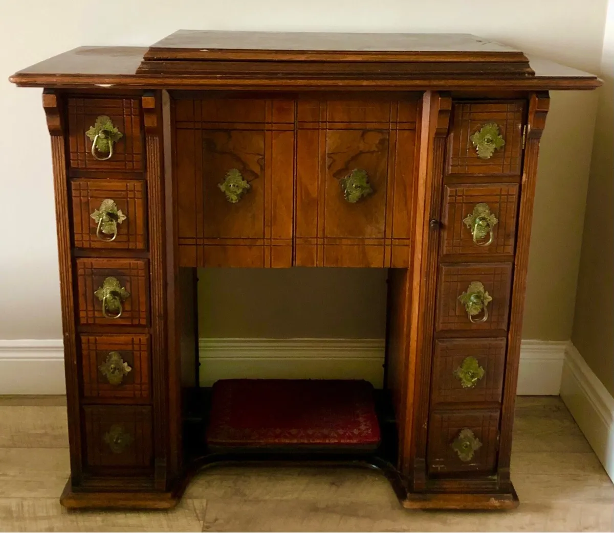 Singer Sewing Machine - Image 2