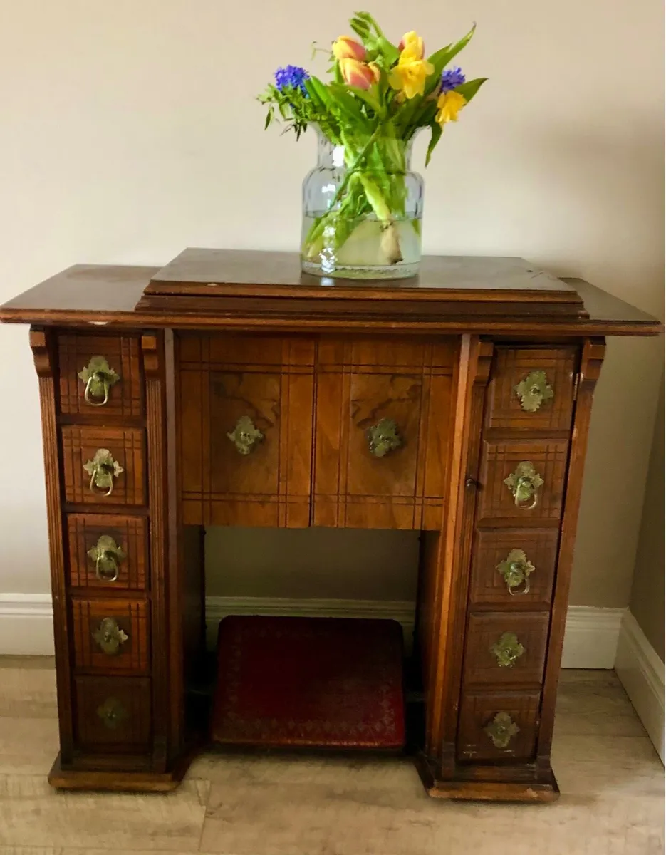 Singer Sewing Machine - Image 3