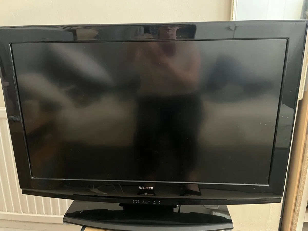 Walker Tv with remote - Image 1