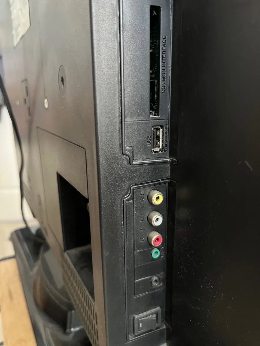 Walker Tv with remote - Image 2