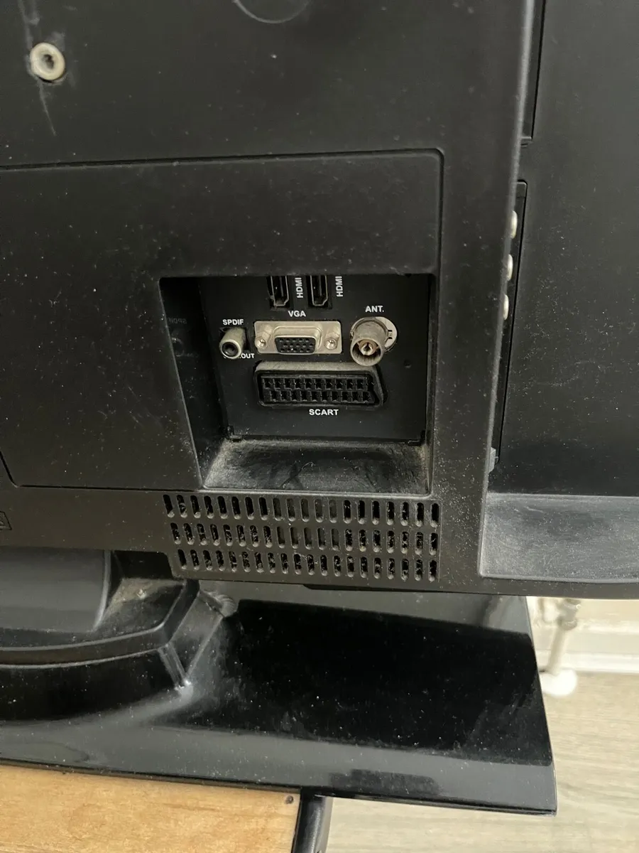 Walker Tv with remote - Image 3