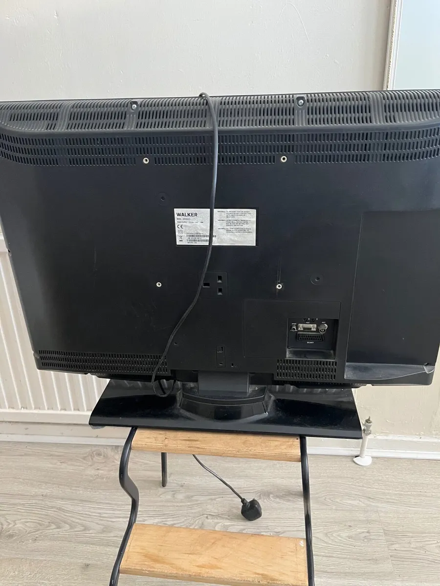 Walker Tv with remote - Image 4