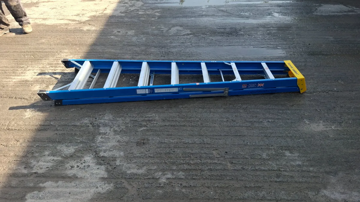 Fibreglass 7 Tread Step Ladder - Image 4