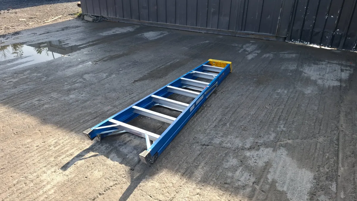 Fibreglass 7 Tread Step Ladder - Image 3