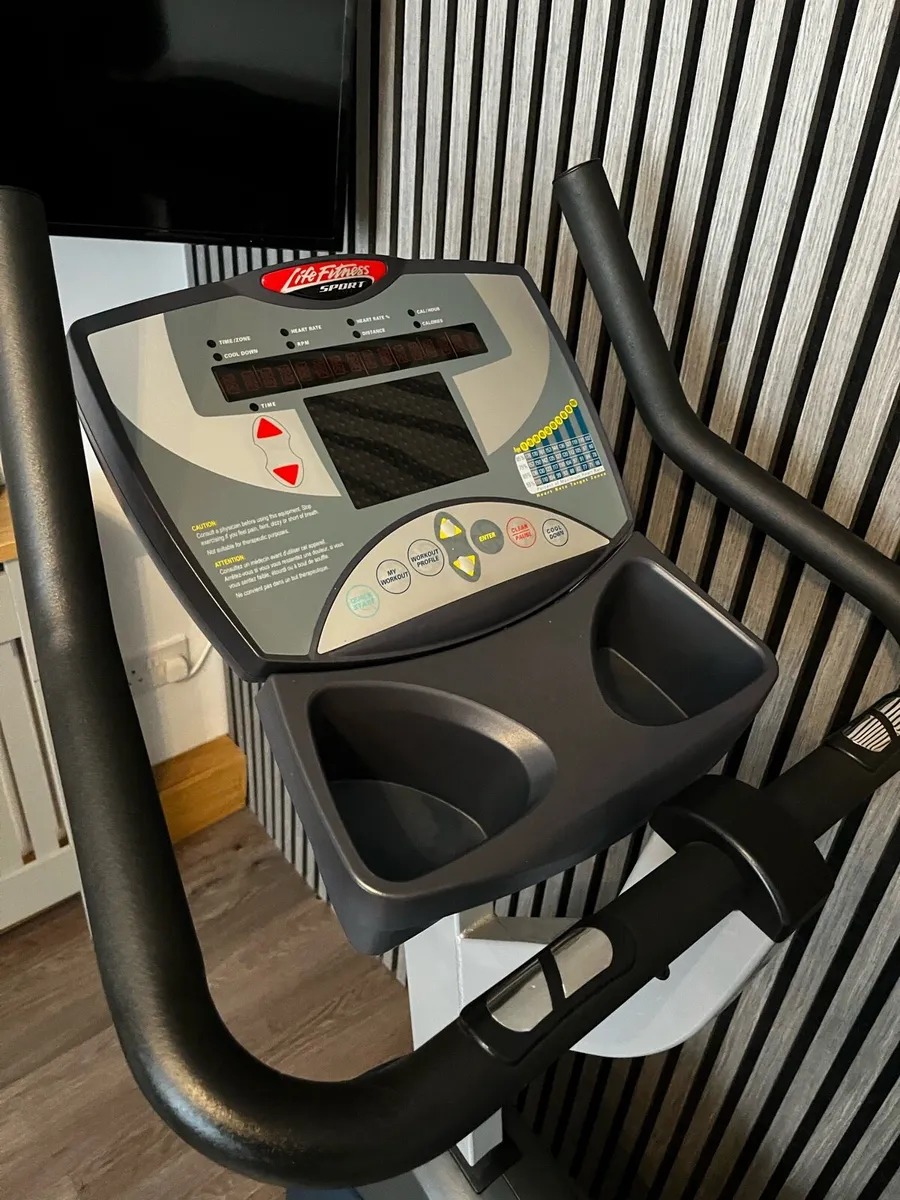 181kg capacity life fitness exercise bike - Image 2