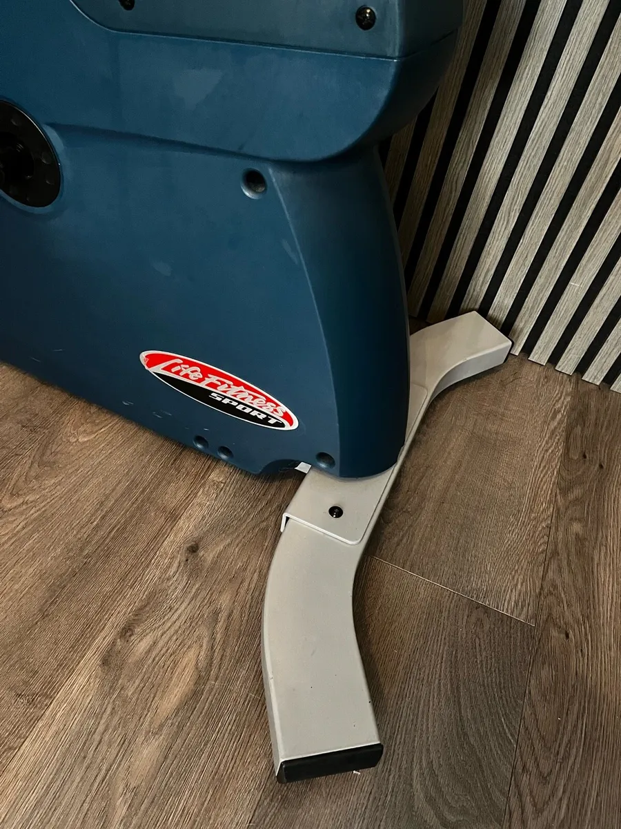 181kg capacity life fitness exercise bike - Image 4