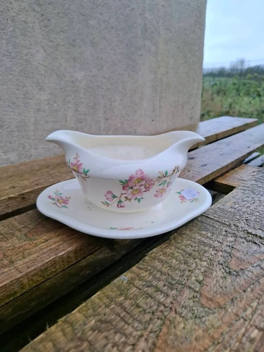 Cream floral gravy bowl - Image 1