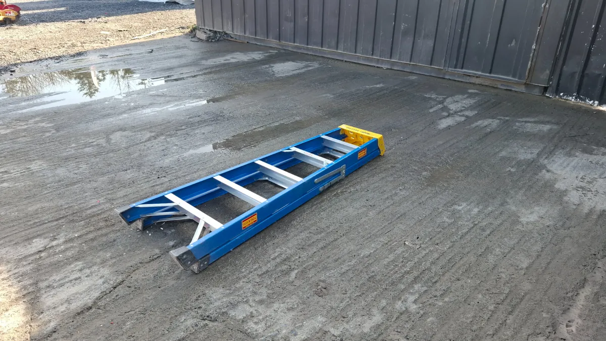 Fibreglass Step Ladder 6 tread - Image 3