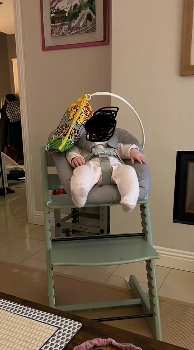 Tripp trapp newborn seat with toy hanger - Image 1