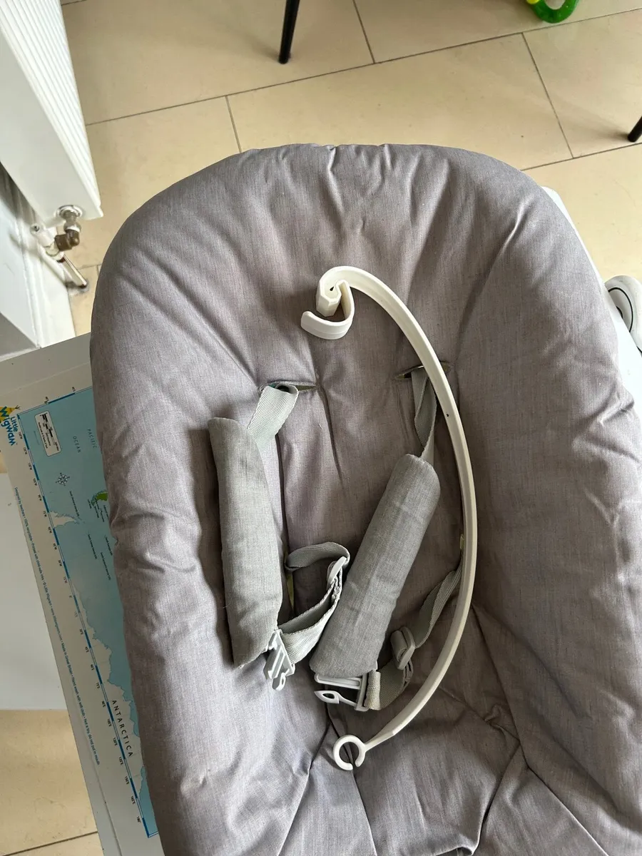 Tripp trapp newborn seat with toy hanger - Image 4